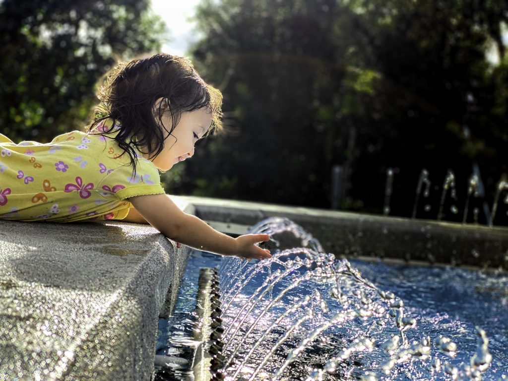 niña naturaleza Novedad del Reino